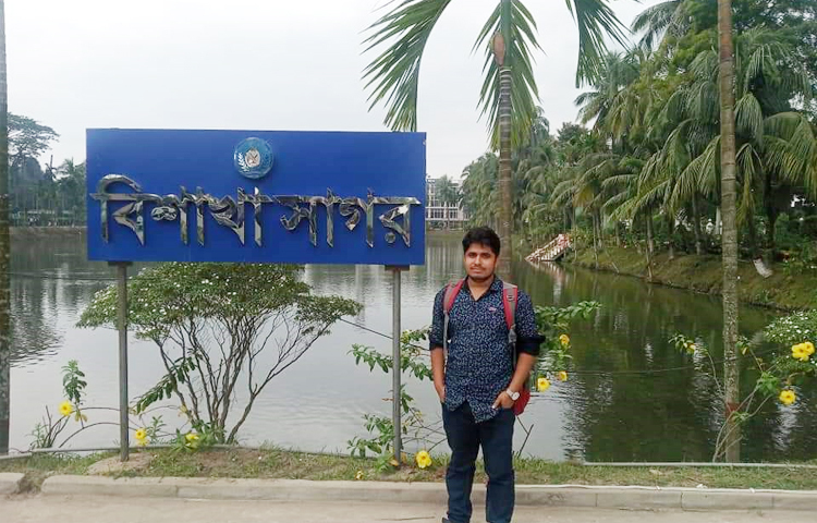 বাড়ির প্রবেশদ্বারে বিশাল সুরম্য গেট। যেন প্রাচীন রূপকথার রাজ্য। ভেতরে উঁচু ভবন আর ছিমছাম পুকুরঘেরা বাগান। পুকুরগুলোর নাম বেশ রোমাঞ্চকর। পাসরা পুকুর আর রানী পুকুর। একসময়ে জমিদার পরিবারের সুখ-দুঃখের সাক্ষী। ছবি: সুমন মিয়া