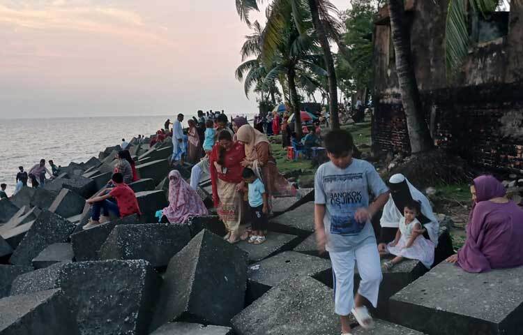 সুযোগ পেলেই অনেকে পরিবার-পরিজন নিয়ে ছুটে আসেন এখানে।