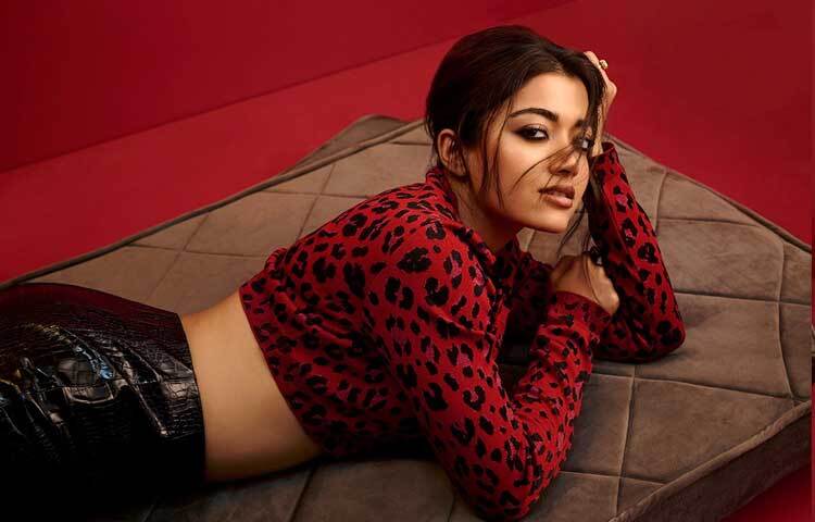 লাল-কালো টাইগার প্রিন্টের টপ আর কালো লেদার স্কার্টে আবেদন ছড়াচ্ছেন অভিনেত্রী।