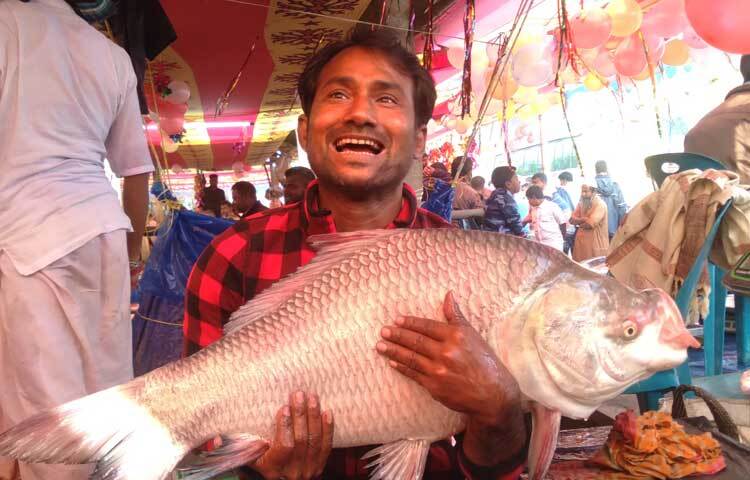 সবাই দরদাম করে মাছ কিনছেন। আকারভেদে ৩০০-১৮০০ টাকায় প্রতি কেজি মাছ বিক্রি হচ্ছে।
