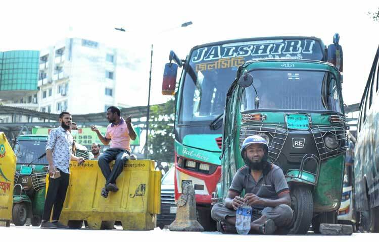 সবচেয়ে বেশি ভোগান্তিতে পড়েছেন স্কুলগামী শিক্ষার্থী আর চাকরিজীবীরা।