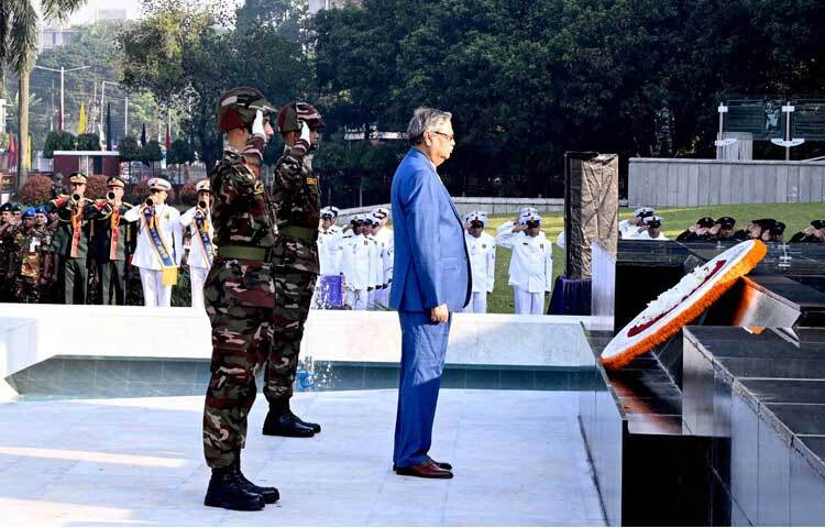 সশস্ত্র বাহিনী দিবস উপলক্ষে সেনানিবাসে শিখা অনির্বাণে শ্রদ্ধা জানিয়েছেন রাষ্ট্রপতি মো. সাহাবুদ্দিন। ছবি: পিআইডি