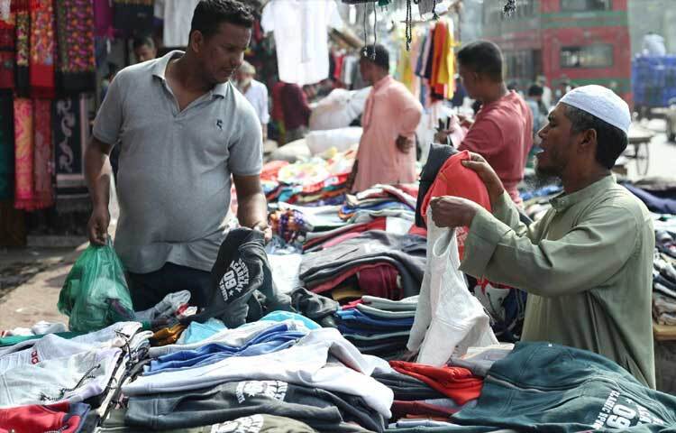 পছন্দমতো পোশাক বেছে নিচ্ছেন ক্রেতারা।