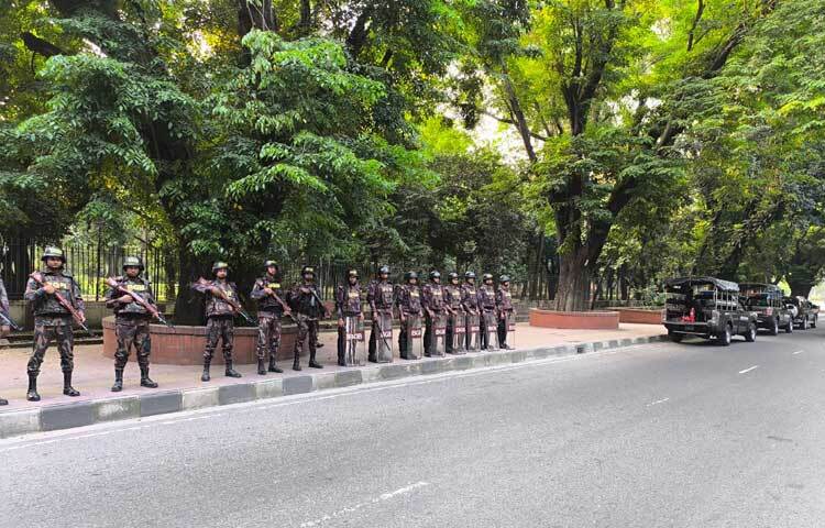 মূলত, সোমবার রাতে বাংলাদেশ সম্মিলিত সনাতনী জাগরণ জোটের মুখপাত্র ও পুণ্ডরীক ধামের অধ্যক্ষ চিন্ময় কৃষ্ণ দাশ ব্রহ্মচারীকে গ্রেফতারের প্রতিবাদে মিন্টো রোডের ডিবি কার্যালয়ের সামনে জড়ো হয়েছেন সনাতনী জাগরণ মঞ্চের ভক্তরা। পরে তারা শাহবাগে গিয়ে জড়ো হলে সেখান থেকে তাদের সরিয়ে দেওয়া হয়।