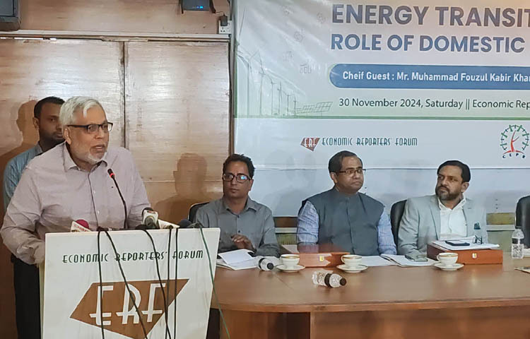 বিদ্যুৎ, জ্বালানি ও খনিজ সম্পদ উপদেষ্টা মুহাম্মদ ফাওজুল কবির খান আজ রাজধানীর বিজয় নগরে পল্টন টাওয়ারে ‌‘নবায়নযোগ্যে দ্রুত রূপান্তর: দেশীয় আর্থিক প্রতিষ্ঠানের ভূমিকা’ শীর্ষক সেমিনারে প্রধান অতিথির বক্তৃতা করেন। ছবি: পিআইডি