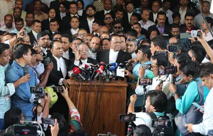 ২১ আগস্ট গ্রেনেড হামলার ঘটনায় হত্যা ও বিস্ফোরক দ্রব্য আইনের মামলায় মৃত্যুদণ্ডপ্রাপ্ত সাবেক স্বরাষ্ট্রমন্ত্রী লুৎফুজ্জামান বাবর এবং যাবজ্জীবন দণ্ডপ্রাপ্ত বিএনপির ভারপ্রাপ্ত চেয়ারম্যান তারেক রহমানসহ সব আসামিকে খালাস দিয়েছেন হাইকোর্ট। আজ হাইকোর্টের বিচারপতি এ কে এম আসাদুজ্জামান ও বিচারপতি সৈয়দ এনায়েত হোসেনের সমন্বয়ে গঠিত বেঞ্চ এ রায় দেন। ছবি: জাগো নিউজ