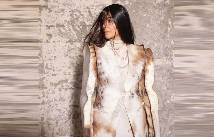 বিশেষ করে সবার নজর কেড়েছে তার লম্বা চুল। মাঝে সিঁথি কেটে দু’পাশে হেয়ার গ্লু স্টিক ব্যবহার করা হয়েছিল। সোনমের কানে ছিল কাফ দুল। আর ডান হাতে স্টাফড রিং।