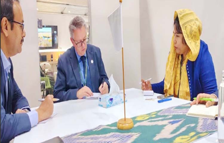 পরিবেশ, বন ও জলবায়ু পরিবর্তন মন্ত্রণালয়ের সচিব ড. ফারহিনা আহমেদের নেতৃত্বাধীন প্রতিনিধিদলের সঙ্গে গতকাল সৌদি আরবের রিয়াদে ইউএনসিসিডি কপ১৬-এর সাইডলাইনে আইইউসিএনের গ্লোবাল ওয়াটার প্রোগ্রামের ডিরেক্টর ড. জেমস ডাল্টন বৈঠক করেন। ছবি: পিআইডি