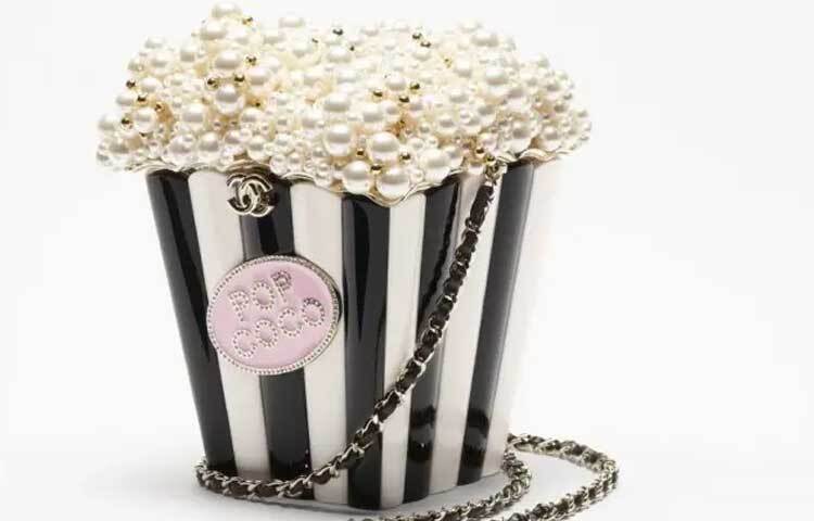 জানা গেছে, পপকর্নের বাক্সের মতো ব্যাগটি তৈরি হয়েছে, স্বর্ণ ও মুক্তার ব্যবহারে।