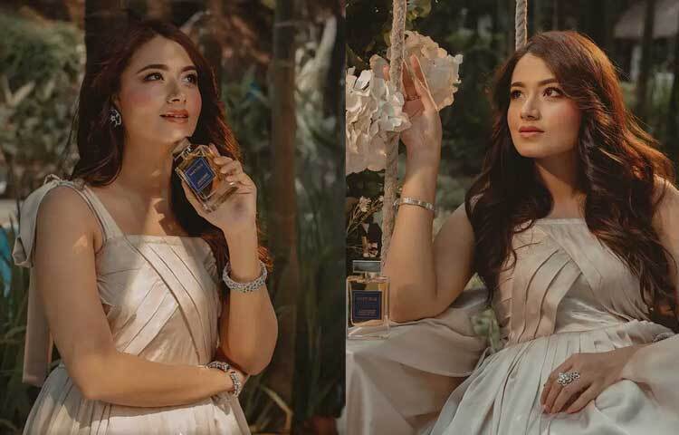 স্যাটিন ফেব্রিকের ক্রিমরঙা আকর্ষণীয় গাউনে ফ্রেমবন্দী হয়েছেন অভিনেত্রী। গাউনটি স্টারলেট স্টাইল স্টুডিও থেকে নেওয়া।