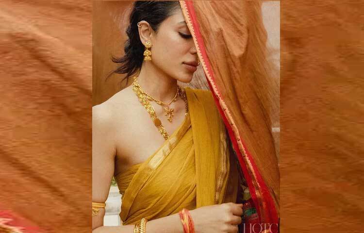 হলুদের অনুষ্ঠানে ‘টারমেরিক ইয়ালো’ রঙের শাড়ির সঙ্গে স্ট্রেপলেস ব্লাউজে নজর কেড়েছেন নায়িকা।