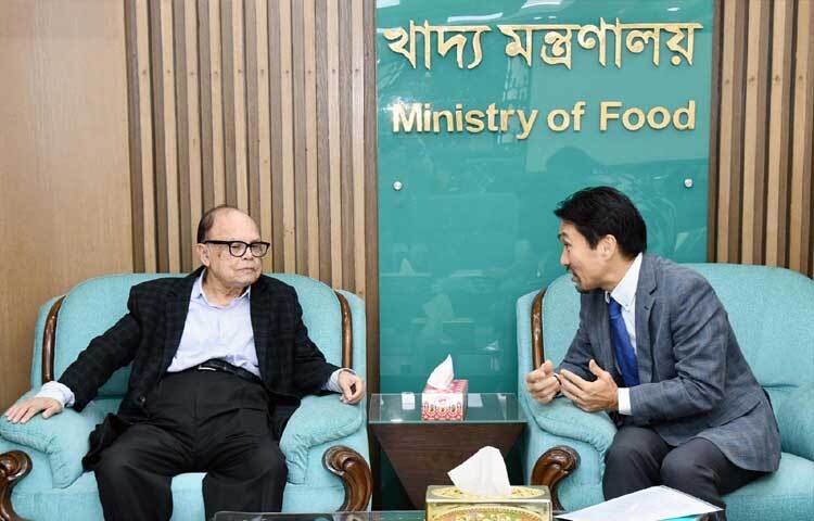 খাদ্য উপদেষ্টা আলী ইমাম মজুমদারের সাথে মন্ত্রণালয়ে তার অফিসকক্ষে সাক্ষাৎ করেন জাইকার প্রতিনিধিদল। ছবি: পিআইডি