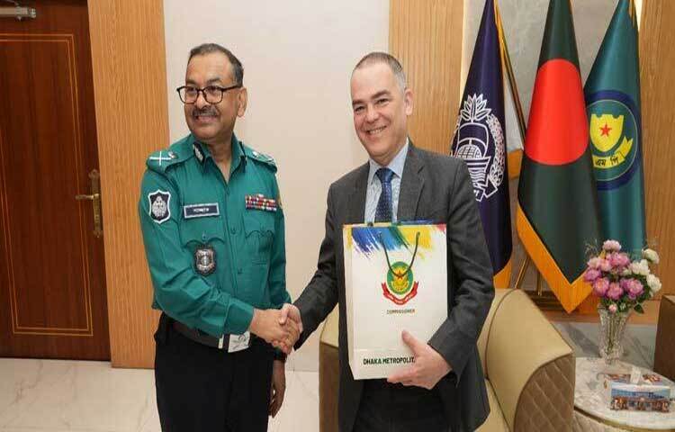 ঢাকা মহানগর পুলিশের (ডিএমপি) কমিশনার শেখ মো. সাজ্জাত আলীর সঙ্গে সৌজন্য সাক্ষাৎ করেছে ঢাকার মার্কিন দূতাবাসের একটি প্রতিনিধিদল।