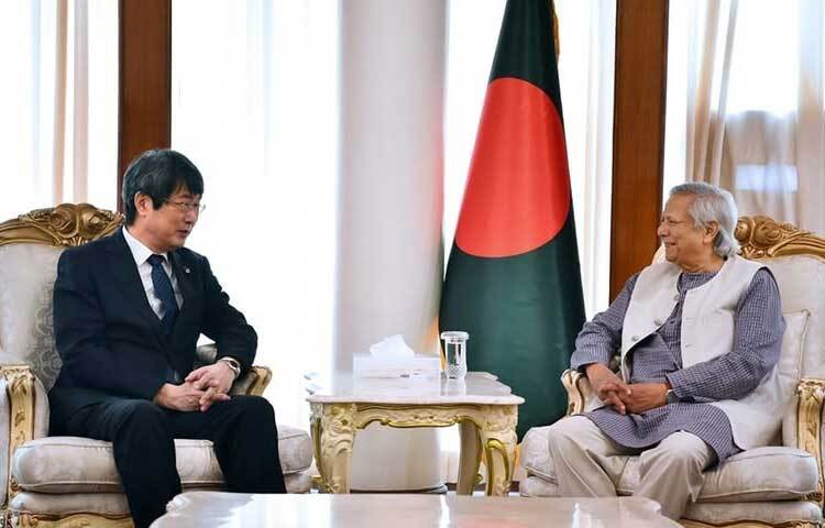 ঢাকায় রাষ্ট্রীয় অতিথি ভবন যমুনায় প্রধান উপদেষ্টা অধ্যাপক মুহাম্মদ ইউনূসের সঙ্গে বিদায়ী সাক্ষাৎ করেন বাংলাদেশে নিযুক্ত জাপানের রাষ্ট্রদূত ইওয়ামা কিমিনোরি। ছবি: পিআইডি