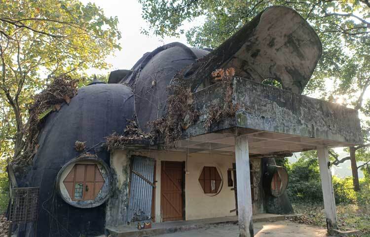 চারপাশে উঁচু পাহাড়, সবুজের সমারোহ ও পাখির কিচিরমিচির শব্দের মধ্যে দিয়ে একটু সামনে এগিয়ে গেলেই দূর থেকে দেখে যে কারো মনে হতে পারে বিশাল একটি হাতি শুঁড় তুলে দাঁড়িয়ে আছে।