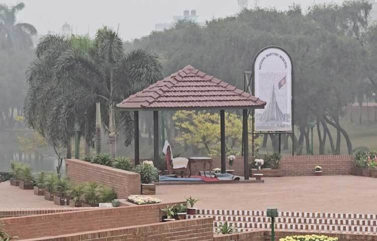 এদিকে এবারও পুরো সৌধ এলাকাটিতে নেওয়া হয়েছে বাড়তি নিরাপত্তা ব্যবস্থা। থাকছে সাদা পোশাকে গোয়েন্দা নজরদারি।