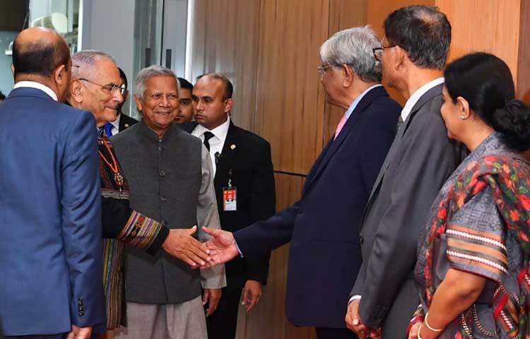 তিমুরের প্রেসিডেন্ট জোসে রামোস-হোর্তা হযরত শাহজালাল আন্তর্জাতিক বিমানবন্দরে পৌঁছলে প্রধান উপদেষ্টা অধ্যাপক মুহাম্মদ ইউনূস উপদেষ্টা পরিষদের সদস্যদের সঙ্গে পরিচয় করিয়ে দেন। ছবি: পিআইডি