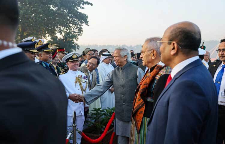 সাভারের জাতীয় স্মৃতিসৌধে শ্রদ্ধা নিবেদনের সময় প্রধান উপদেষ্টার সঙ্গে ছিলেন পূর্ব তিমুরের প্রেসিডেন্ট জোসে রামোস হোর্তা, অন্য কয়েকজন উপদেষ্টা ও তিন বাহিনীর প্রধান। ছবি: প্রধান উপদেষ্টার ফেসবুক থেকে