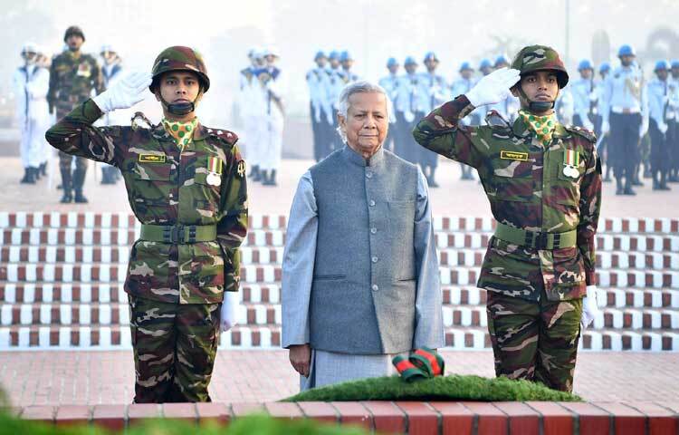 মহান বিজয় দিবসে সাভারের জাতীয় স্মৃতিসৌধে পুষ্পস্তবক অর্পণ শেষে শহীদদের প্রতি শ্রদ্ধা জানিয়ে নীরবতা পালন করেন অন্তর্বর্তী সরকারের প্রধান উপদেষ্টা ড. মুহাম্মদ ইউনূস। ছবি: পিআইডি