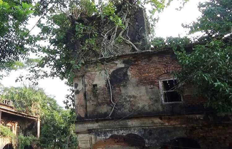 এক সময় শতশত লোকের কোলাহল থাকলেও কালের বিবর্তনে আজ নিস্তব্ধ।