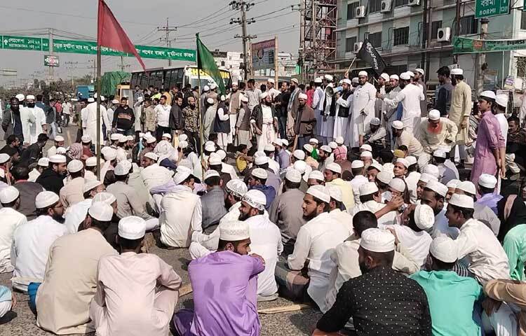 মাওলানা ইকরামুজ্জামান বাতেন বলেন, গতরাতে তাহাজ্জুত নামাজের সময় আমাদের সাথীদের শহীদ করা হয়েছে। এর প্রতিবাদে শ্রীপুরের আলেম সমাজ মহাসড়ক অবরোধ করে বিক্ষোভ করছে। মুরুব্বিদের সিদ্ধান্ত না আসা পর্যন্ত আমাদের বিক্ষোভ চলবে।