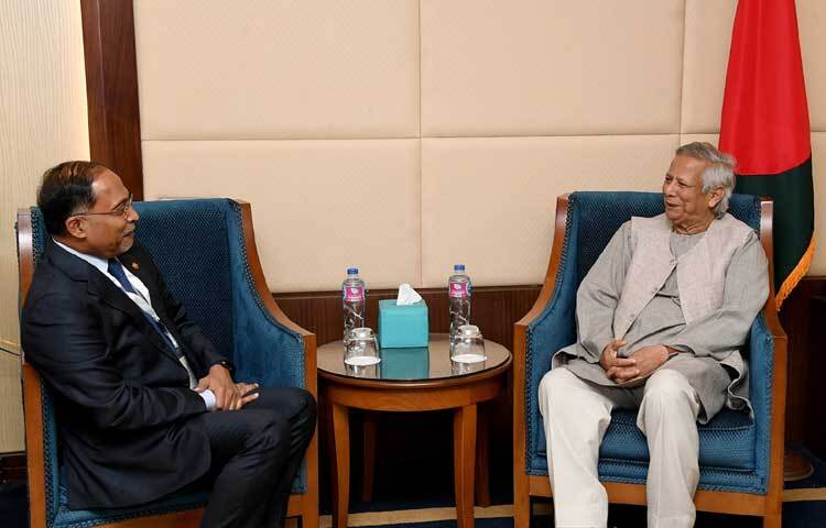 মিশরের কায়রোতে মালয়েশিয়ার উচ্চ শিক্ষা মন্ত্রী জাম্ব্রি আব্দুল কাদির এর সাথে সাক্ষাৎ করেন প্রধান উপদেষ্টা অধ্যাপক মুহাম্মদ ইউনূস। ছবি: প্রধান উপদেষ্টার ফেসবুক থেকে