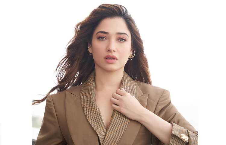 মাত্র ১৩ বছর বয়স থেকে অভিনয়ের সঙ্গে যুক্ত তামান্না। স্কুলের বার্ষিক অনুষ্ঠানে তার অভিনয় দেখে পৃথিবী থিয়েটার থেকে তাকে প্রস্তাব দেওয়া হয়। সেই ডাকে সাড়া দিয়ে প্রায় এক বছর থিয়েটারে কাজ করেন তিনি।