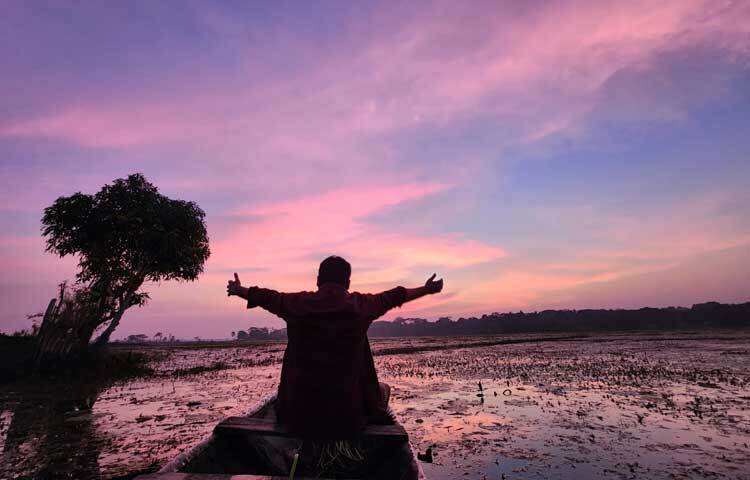 বাতাসে সন্ধ্যার নীরবতা আর দূর থেকে ভেসে আসা পাখিদের ডাক বিলের সৌন্দর্যকে আরও জীবন্ত করে তোলে। শাপলা ফুলের উপর পড়া সূর্যাস্তের আলো যেন এক স্বপ্নময় অনুভূতির সৃষ্টি করে।