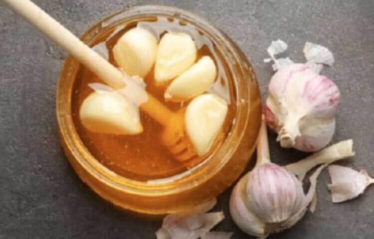 ১ চা চামচ মধুর মধ্যে ৩-৪ কোয়া রসুন কুচি মিশিয়ে খেলেও ভালো ফল পাবেন। কয়েকদিনের মধ্যেই ভুঁড়ি কমে যাবে।