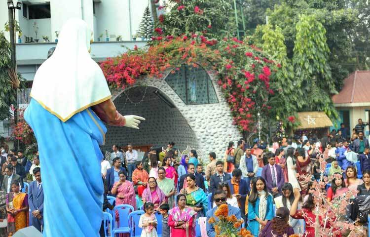 গির্জায় গির্জায় চলছে প্রার্থনা।