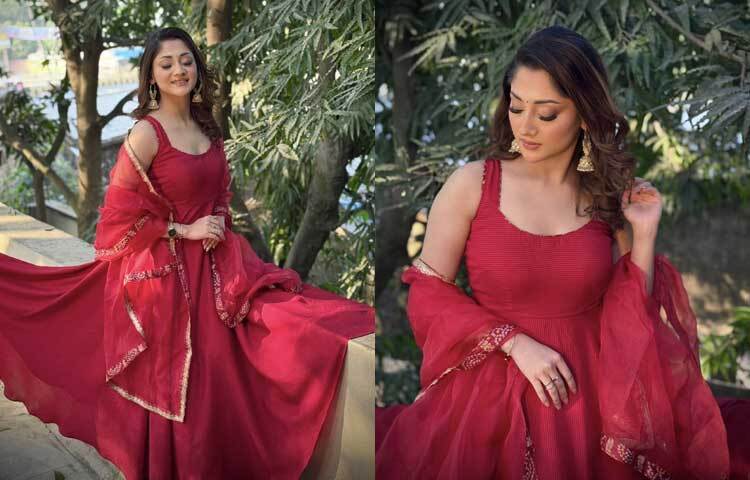 রাণী গোলাপি ড্রেসে দারুণ মানিয়েছে তাকে।