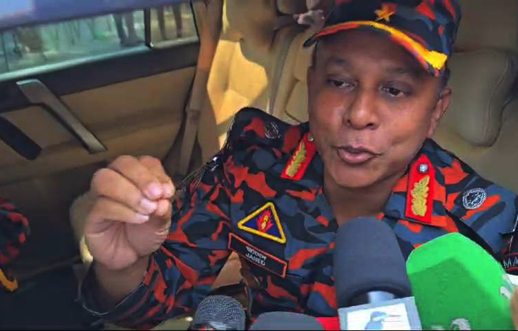 সচিবালয়ে গভীর রাতে অগ্নিকাণ্ডের কারণ অনুসন্ধানে তদন্ত কমিটি কাজ শুরু করেছে। কমিটির সদস্যরা আজ ঘটনাস্থল পরিদর্শন করেন। পরিদর্শন শেষে সাংবাদিকদের প্রশ্নের জবাবে ফায়ার সার্ভিস ও সিভিল ডিফেন্স অধিদপ্তরের মহাপরিচালক ব্রিগেডিয়ার জেনারেল মুহাম্মদ জাহেদ কামাল জানান, ‘নাশকতা নাকি দুর্ঘটনা সেটি তদন্তের পর বলা যাবে’। ছবি: জাগো নিউজ