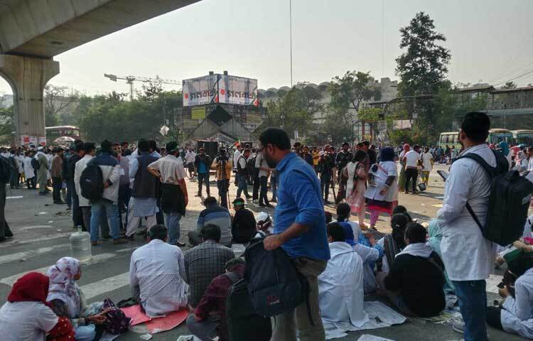 অবরোধের ৩ ঘণ্টা পেরিয়ে গেলেও সড়ক ছাড়েননি তারা।