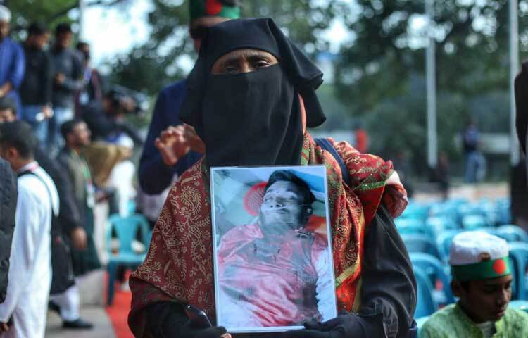 এসেছেন স্বজন হারানো পরিবারের সদস্যরাও।