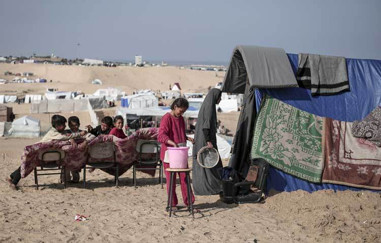 হামাস এবং ইসরায়েলের যুদ্ধের কারণে গাজা উপত্যকার প্রায় ২০ লাখ মানুষ তাদের বাড়িঘর ছেড়ে পালিয়ে যেতে বাধ্য হন। গত বছরের ৭ অক্টোবর থেকে শুরু হওয়া এই যুদ্ধ এখনও চলছে।