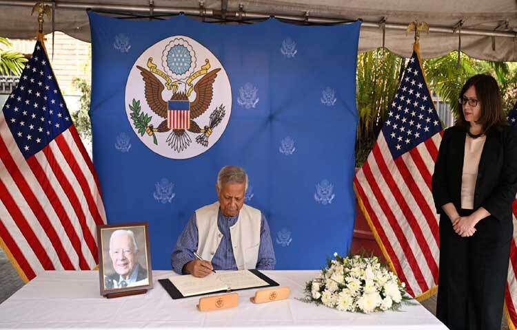 ঢাকার বারিধারায় যুক্তরাষ্ট্রের দূতাবাসে সেদেশের সদ্যপ্রয়াত সাবেক প্রেসিডেন্ট জিমি কার্টারের মৃত্যুতে খোলা শোক বইয়ে শোকবার্তা লিখেন প্রধান উপদেষ্টা প্রফেসর মুহাম্মদ ইউনূস। ছবি: পিআইডি