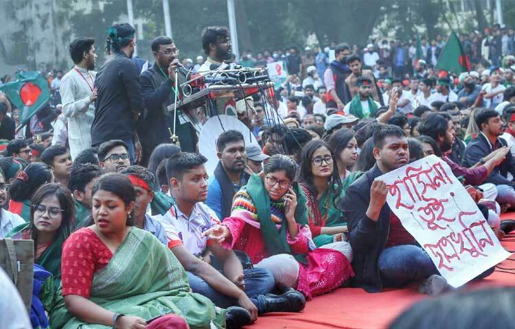 বিকেল ৪টায় কেন্দ্রীয় শহীদ মিনারে বৈষম্যবিরোধী ছাত্র আন্দোলনের ডাকা ‘মার্চ ফর ইউনিটি’ সমাবেশ শুরু হয়েছে। ছবি: মাহবুব আলম