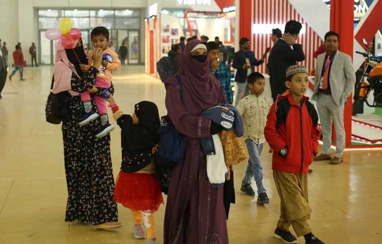 শুরুর দিনেই সন্তানদের নিয়ে মেলায় ঘুরতে এসেছেন মা।