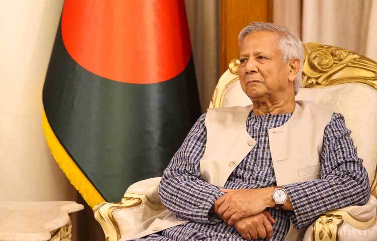 তাদের দুজনের সঙ্গে কথা বলে চিকিৎসাসেবা ও অন্যান্য বিষয়ে খোঁজ নেন প্রধান উপদেষ্টা।