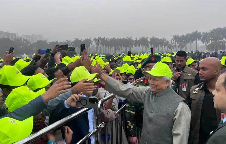 সকাল সাড়ে ৯টায় অনুষ্ঠানস্থল জাতীয় সংসদ সংলগ্ন মানিক মিয়া অ্যাভিনিউতে পৌঁছান প্রধান উপদেষ্টা।