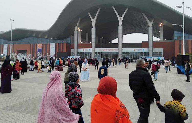 রাজধানীর উপকণ্ঠ পূর্বাচলে বাংলাদেশ-চীন মৈত্রী প্রদর্শনী কেন্দ্রে চলছে ঢাকা আন্তর্জাতিক বাণিজ্যমেলা (ডিআইটিএফ) ২০২৫। মাসব্যাপী এ বাণিজ্যমেলার আজ তৃতীয় দিন। এদিন সাপ্তাহিক ছুটি থাকলেও মেলায় ক্রেতা-দর্শনার্থীর উপস্থিতি কম। ছবি: জাগো নিউজ