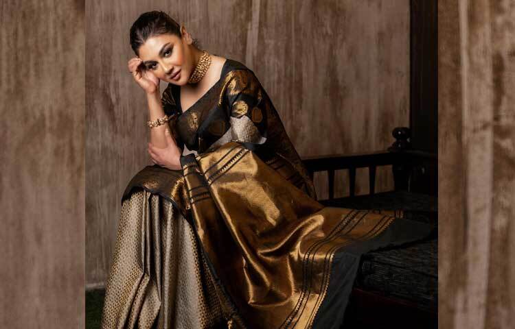 ক্যাপশনে লিখেছেন, ‘এই জন্মের দূরত্বটা, পরের জন্মে চুকিয়ে দেব; এ জন্মের চুলের গন্ধ, পরের জন্মে থাকে যেন; এই জন্মের মাতাল চাওয়া, পরের জন্মে থাকে যেন মনে থাকবে?’