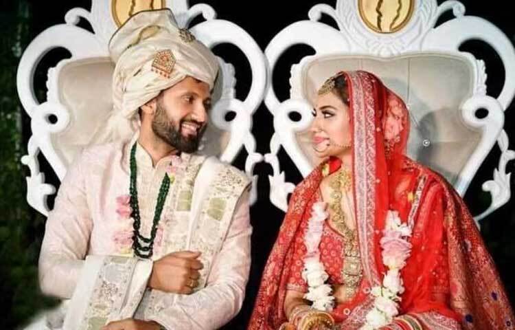 ২০১৯ সালের ১৯ জুন তুরস্কে ব্যবসায়ী নিখিল জৈনের সঙ্গে বিবাহবন্ধনে আবদ্ধ হন নুসরাত। তবে কিছুদিন যেতে না যেতেই তাদের সংসারে ভাঙনের গুঞ্জন শোনা যায়।