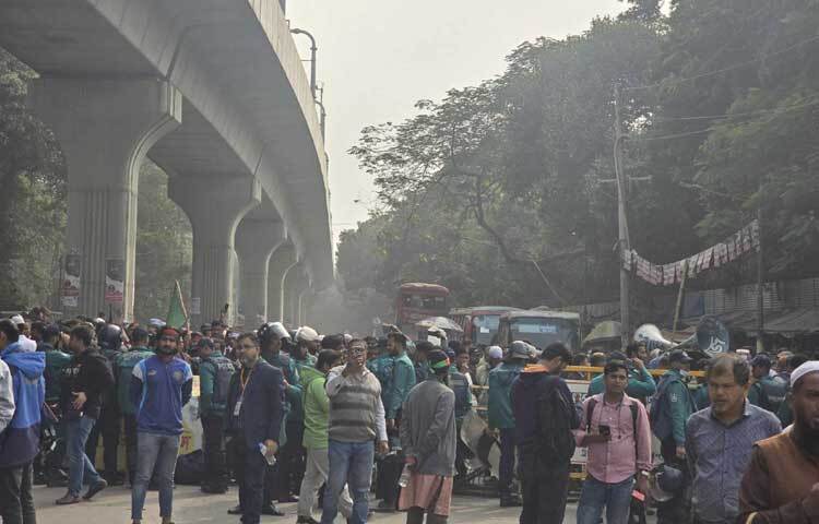 জানা গেছে, ওই ডাকে সাড়া দিয়ে কেন্দ্রীয় শহীদ মিনারে বুধবার সকাল থেকেই নানা প্রান্ত থেকে মানুষ এসে জড়ো হন। এরপর দুপুর সাড়ে ১২টার পর তারা শহীদ মিনার থেকে যমুনার উদ্দেশ্যে পদযাত্রা শুরু করেন। শাহবাগ পর্যন্ত এলে তাদের বাধা দেয় পুলিশ। বাধা পেয়ে তারা বর্তমানে শাহবাগ থানা ও জাদুঘরের সামনে অবস্থান করছেন।