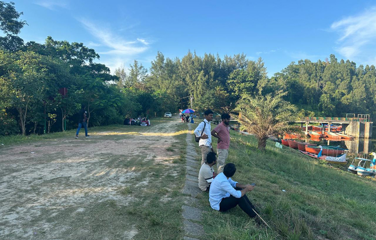 ২০০৭-২০০৮ সালে প্রকল্পটির কাজ শুরু হয়। ২০০৯ সালে নির্মাণ কাজ শেষ হয়। হ্রদটি তৈরি করতে ৩ হাজার ৩৬০ হেক্টর জমি ব্যবহার করা হয়। এর পেছনে প্রায় ২৩ কোটি টাকা ব্যয় হয়েছে। ২০১০ সালের ২৯ ডিসেম্বর প্রকল্পটি উদ্বোধন করা হয়। ছবি: এম মাঈন উদ্দিন