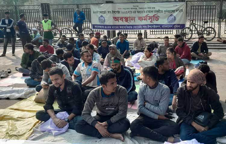 এর আগে অব্যাহতিপ্রাপ্ত উপ-পরিদর্শকরা সচিবালয়ের সামনে অবস্থান নেন। এরপর তাদের তিন সদস্যের একটি প্রতিনিধিদল সচিবালয়ে প্রবেশ করে স্বরাষ্ট্র মন্ত্রণালয় কর্মকর্তাদের সঙ্গে আলোচনা করেন। কিন্তু কর্মকর্তারা তাদের দাবি পূরণে কোনো আশ্বাস দেননি। তাই বিকেল থেকে আমরণ অনশনে বসেন তারা।