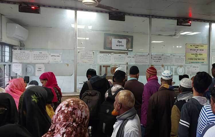 টিকিট কাউন্টার থেকে ডাক্তারের রুম পর্যন্ত যেতে রোগীদের একপ্রকার যুদ্ধ করতে হয়। তবুও মেলে না কাঙ্ক্ষিত সেবা।