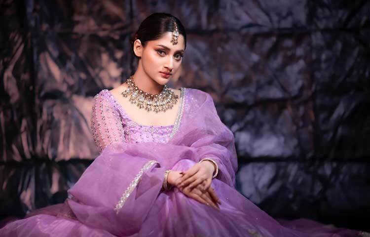 ল্যাভেন্ডার পোশাকের সঙ্গে মানানসই সাজে অপরূপ পূজা।