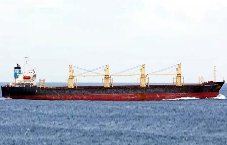 মিয়ানমার থেকে আমদানিকৃত ২২ হাজার মেট্রিক টন আতপ চালের জাহাজ এমভি গোল্ডেন স্টার আজ চট্টগ্রাম বন্দরে পৌঁছেছে। ছবি: পিআইডি