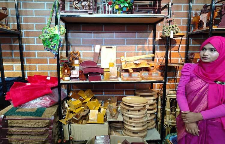 স্টলটিতে কর্মরত সবাই কারাগারের স্টাফ, জেলার কিংবা জেল পুলিশ। সকাল থেকে রাত পর্যন্ত দুই শিফটে ডিউটি করেছেন এসব কর্মকর্তারা।